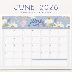 Può includere: Un calendario stampabile di giugno 2026 con un design floreale azzurro. Il calendario presenta il testo "JUNE 2026 PRINTABLE CALENDAR". La griglia del calendario è bianca con accenti blu e include i giorni della settimana.