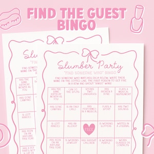 Op de afbeelding: Twee roze "Find the Guest Bingo" spelvellen met een logeerpartij thema. De tekst bevat vragen als "Heeft dezelfde verjaardagsmaand als jij" en "Spreekt twee talen". Decoratieve elementen zijn strikken en illustraties van lippen en nagellak.