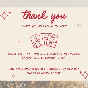 Może przedstawiać: Ogłoszenie pliku cyfrowego ze słowami "thank you" w czerwonym skrypcie. Tekst "Thank you for visiting my shop!" znajduje się poniżej. Obraz zawiera rysunek trzech kart i tekst "Należy pamiętać, że jest to plik cyfrowy."