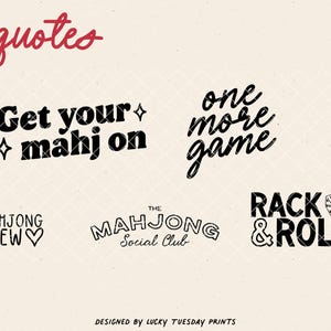 Może przedstawiać: Cyfrowy nadruk z pięcioma cytatami związanymi z Mahjongiem w kolorze czarnym i czerwonym na kremowym tle. Frazy obejmują &bdquo;Get your mahj on&rdquo;, &bdquo;one more game&rdquo; i &bdquo;Mahjong Crew&rdquo;. Projekt Lucky Tuesday Prints.