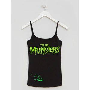 T-shirt munsters flying bats personnalisé brodé pour femmes / design vert noir / goth unique disney rockabilly psychobilly halloween image 2