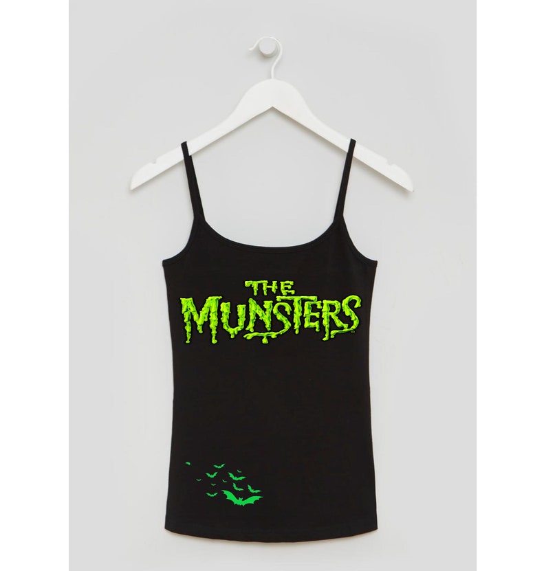 T-shirt munsters flying bats personnalisé brodé pour femmes / design vert noir / goth unique disney rockabilly psychobilly halloween image 2