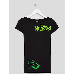 T-shirt munsters flying bats personnalisé brodé pour femmes / design vert noir / goth unique disney rockabilly psychobilly halloween image 1