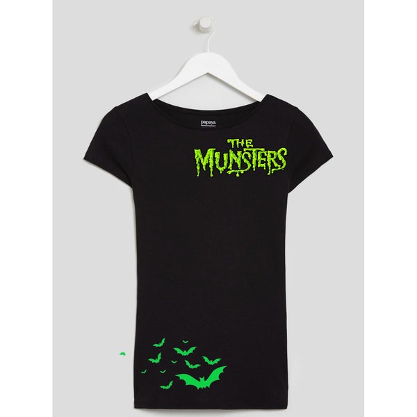 T-shirt munsters flying bats personnalisé brodé pour femmes / design vert noir / goth unique disney rockabilly psychobilly halloween