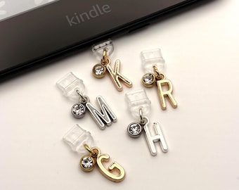 Charm para Kindle con iniciales doradas y plateadas: conector antipolvo micro USB-C