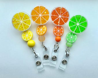 Carrete retráctil para credencial con forma de rodaja de cítricos: limón, lima y naranja