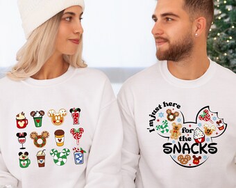 Camisas de refrigerios de Navidad de Disney, camisa de regalo de pareja de Disney, estoy aquí para el, camisetas de viaje de Navidad de Disney, sudadera a juego de la familia Disney