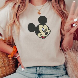 Sudadera bordada de Mickey Mouse, camiseta bordada de Disneyland, regalo para fans de Disney, Mickey clásico de Disney, sudadera para viajes a Disney imagen 4