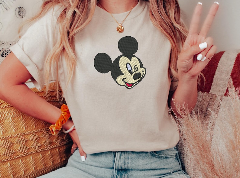 Sudadera bordada de Mickey Mouse, camiseta bordada de Disneyland, regalo para fans de Disney, Mickey clásico de Disney, sudadera para viajes a Disney imagen 4