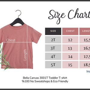 Pode incluir: Uma camiseta rosa empoeirada para crian&ccedil;as pequenas em um cabide, com uma tabela de tamanhos. A tabela mostra as medidas do peito e do comprimento em cent&iacute;metros para os tamanhos 2T a 5T. A camiseta &eacute; Bella Canvas 3001T, sem sweatshops e ecol&oacute;gica.