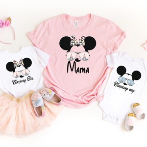 K&ouml;nnte beinhalten: Ein Set aus drei wei&szlig;en T-Shirts mit einer schwarz-wei&szlig;en Comic-Maus, die eine Sonnenbrille tr&auml;gt. Die Shirts sind mit dem Text "Birthday Girl", "Mama" und "Birthday Boy" bedruckt.