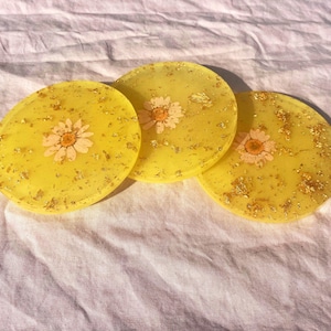 Gold and daisy coaster set - 3x resin coasters