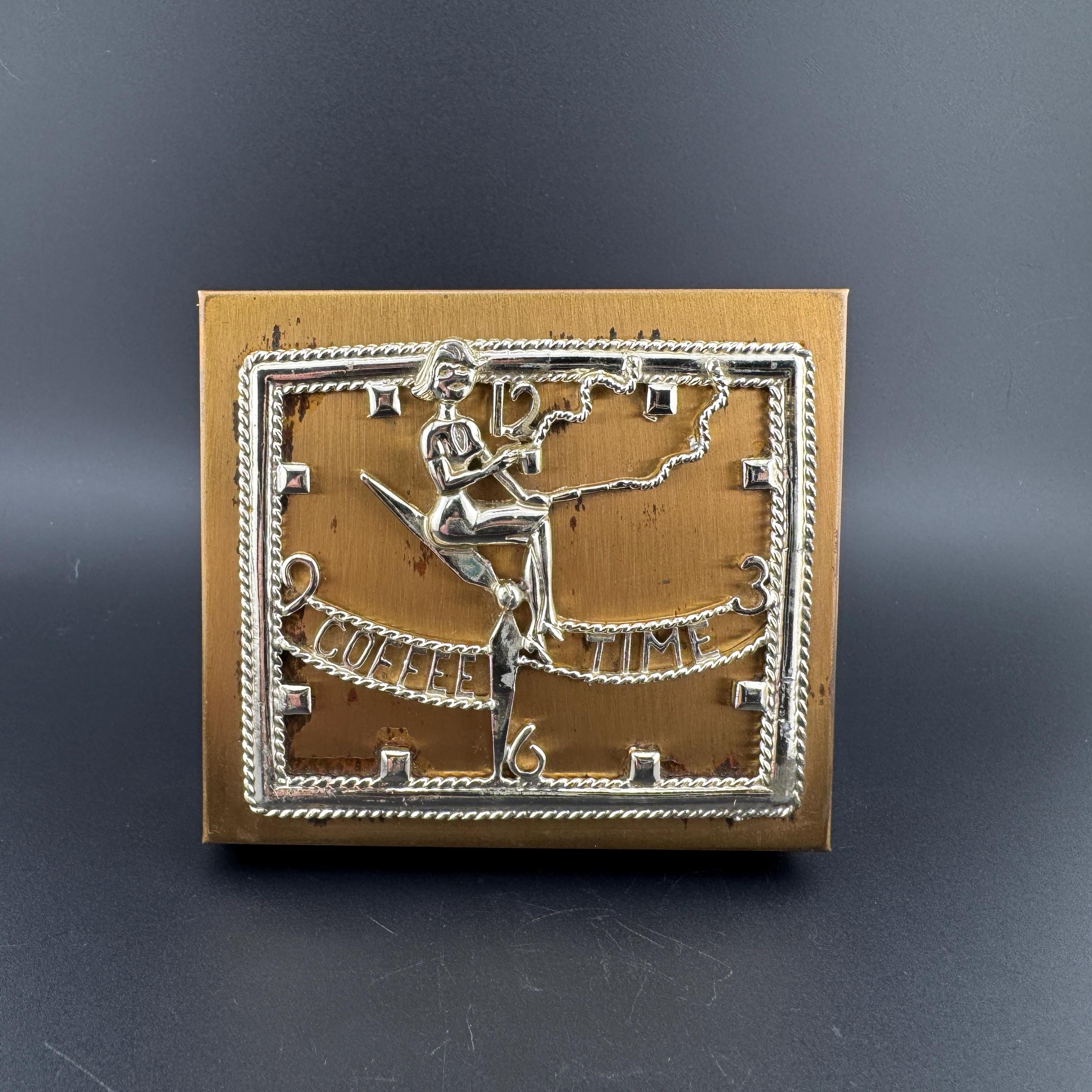 dragon cigarette case Rare Solid Silver Meiji Period Dragon Embossed Cigarette Case and Gold Gilding For Sale at 1stDibs