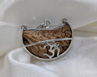Ciondolo in argento naturale 8 Mukhi Rudraksha dal Nepal