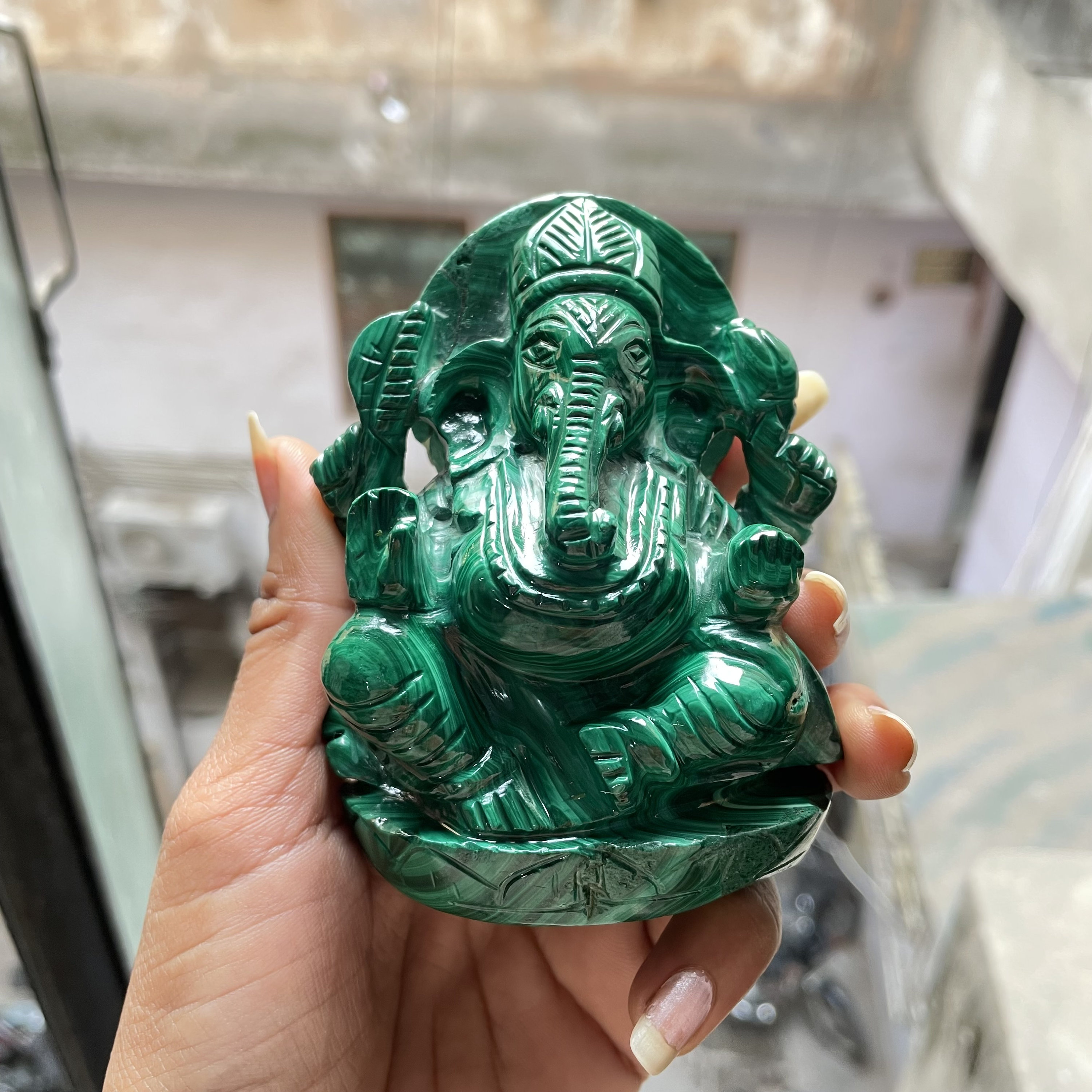手彫りのマラカイト製ガネーシャ像：3.5インチの緑色のガネーシャ神像