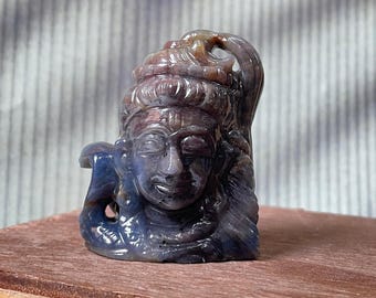 Beeld van Shiva's hoofd in blauwe saffier, GJEPC-gecertificeerd korundsnijwerk van Heer Shiva