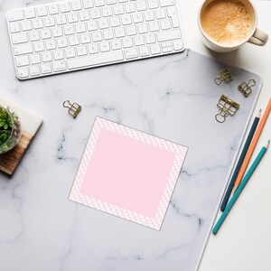 Blocco note con stampa di rose rosa, 50 pagine staccabili su un solo lato.
