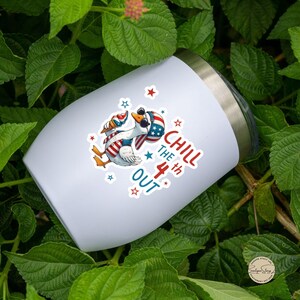 Grappige 4 juli-sticker voor waterflessen, laptops en telefoonhoesjes, vier maten beschikbaar om uit te kiezen.