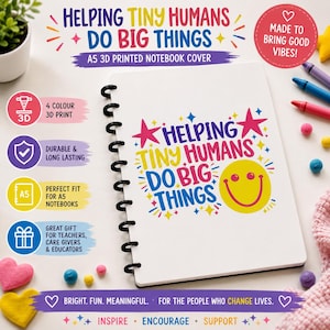 以下が含まれることがあります： 「HELPING TINY HUMANS DO BIG THINGS」という青、黄、ピンクの文字が3Dプリントされた白いA5ノートカバー。デザインには2つのピンクの星と大きな黄色いスマイリーフェイスが含まれています。カバーには黒いスパイラル綴じが付いています。