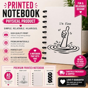 Peut inclure: Un carnet A5 blanc avec une reliure à disques noire, présentant sur la couverture un dessin d'une main faisant un pouce levé tout en s'enfonçant dans l'eau, avec le texte i'm fine. Le carnet mesure 148 par 210 mm de dimensions.