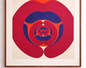Puede incluir: Impresión artística abstracta con un diseño concéntrico en tonos rojos, azules y naranjas. La obra de arte está enmarcada en un marco de madera y sobre un fondo neutro. El diseño es una serie de formas superpuestas, creando una composición visualmente impactante.