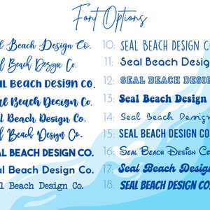 Puede incluir: Gr&aacute;fico que muestra opciones de fuente para "Seal Beach Design Co." en varios estilos. El texto se muestra en una variedad de fuentes, desde elegantes guiones hasta letras en negrita, sobre un fondo azul claro y blanco.