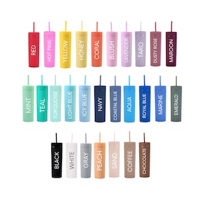 Puede incluir: Una colecci&oacute;n de vasos aislados de colores con pajitas a juego. Los vasos vienen en una variedad de colores, incluyendo rojo, rosa, amarillo, azul, verde y tonos neutros. Cada vaso tiene una etiqueta con su nombre de color, como "Rojo", "Menta" y "Negro."