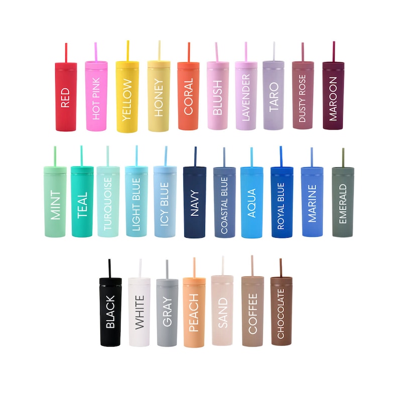 Puede incluir: Una colecci&oacute;n de vasos aislados de colores con pajitas a juego. Los vasos vienen en una variedad de colores, incluyendo rojo, rosa, amarillo, azul, verde y tonos neutros. Cada vaso tiene una etiqueta con su nombre de color, como "Rojo", "Menta" y "Negro."