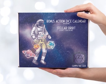 Könnte beinhalten: Eine blaue Box mit einem Weltraum-Design, auf der ein Astronaut Würfel hält. Die Box ist mit "Bonus Action Dice Calendar 4th Edition Stellar Orbit 30 Days - 5 Sets of Dice" und "Gamma Rae Geek" beschriftet.