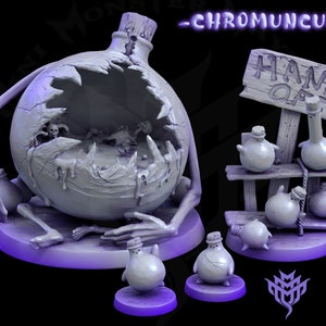 Könnte beinhalten: Eine graue, skelettartige, handförmige Figur mit einer zerbrochenen Flasche als Körper. Die Figur sitzt auf einem runden Sockel mit Knochen und Schädeln in der Flasche. Die Figur hat ein Schild mit der Aufschrift "HANDS OF" und hält eine kleine Flasche. Es gibt mehrere andere kleine Flaschen auf einem Regal.