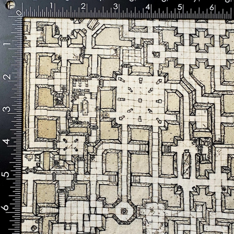 Puede incluir: Un mapa de mazmorra dibujado a mano en blanco y negro con un patr&oacute;n de cuadr&iacute;cula. El mapa presenta un patio central con m&uacute;ltiples habitaciones y pasillos.