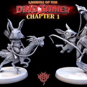 Op de afbeelding: Een gedetailleerde, grijze miniatuursculptuur van twee fantasiefiguren. De ene is een konijnachtig figuur dat op een gevederde dinosaurus rijdt, de andere is een vergelijkbaar wezen met pijl en boog. De tekst "LEGENDS OF THE DINO TAMER CHAPTER 1" staat bovenaan.