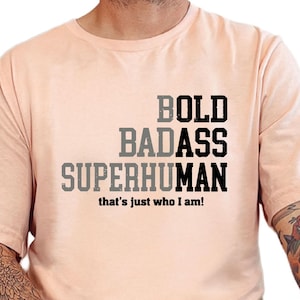 Op de afbeelding: Een set van drie keramische mokken met een gespikkelde, matte afwerking. De mokken zijn in crème, lichtgrijs en donkergrijs. Elke mok heeft een eenvoudig, minimalistisch ontwerp.