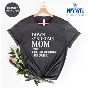 Puede incluir: Camiseta gris oscuro jaspeada con texto blanco que dice "Down Syndrome Mom (sustantivo) 1. Como una madre normal pero m&aacute;s cool."