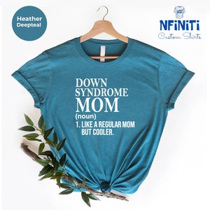 Puede incluir: Camiseta azul turquesa con texto blanco que dice "Down Syndrome Mom (sustantivo) 1. Como una madre normal pero m&aacute;s cool."
