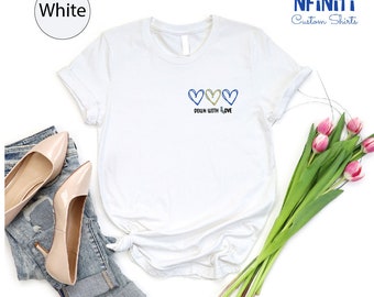 Può includere: Maglietta bianca con un design a forma di cuore blu e oro e il testo "Down with the love" stampato sul davanti.