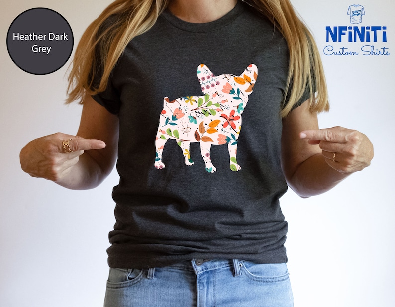 Peut inclure: Un t-shirt gris fonc&eacute; chin&eacute; avec un imprim&eacute; floral d'un bouledogue fran&ccedil;ais. Le texte "NFINITI Custom Shirts" est dans le coin sup&eacute;rieur droit de l'image.