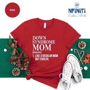 Puede incluir: Camiseta roja con texto blanco que dice "Down Syndrome Mom (sustantivo) 1. Como una madre normal pero m&aacute;s cool."