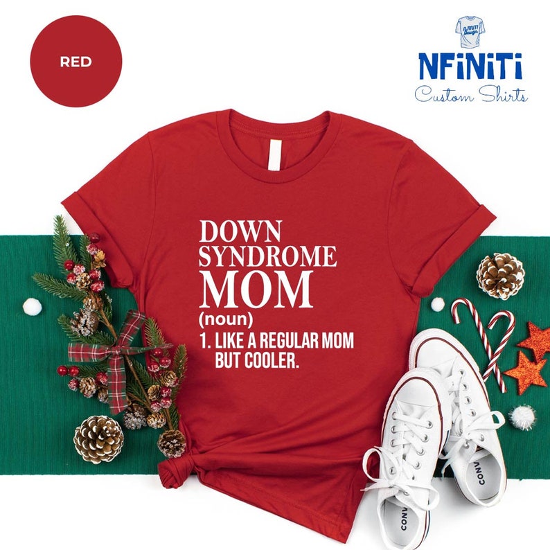 Puede incluir: Camiseta roja con texto blanco que dice "Down Syndrome Mom (sustantivo) 1. Como una madre normal pero m&aacute;s cool."