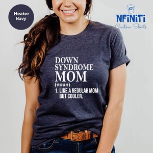 Puede incluir: Una camiseta azul marino con texto blanco que dice "Down Syndrome Mom (sustantivo) 1. Como una madre normal pero m&aacute;s cool."