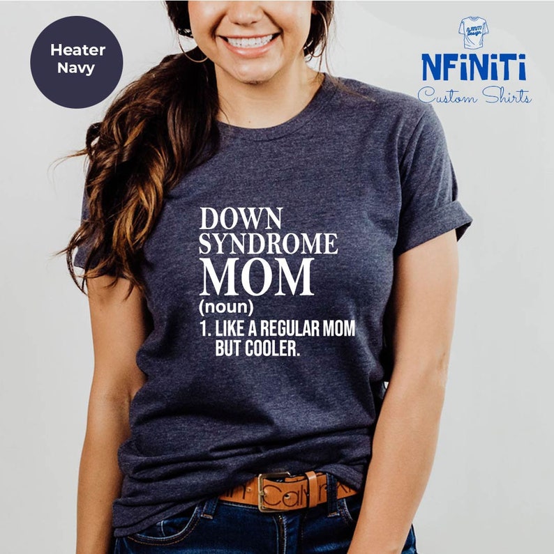 Puede incluir: Una camiseta azul marino con texto blanco que dice "Down Syndrome Mom (sustantivo) 1. Como una madre normal pero m&aacute;s cool."