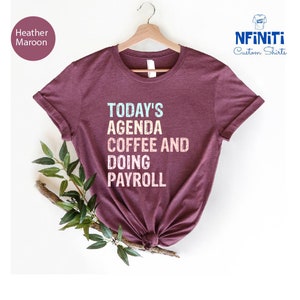 Peut inclure: T-shirt en marron chiné avec le texte "TODAY'S AGENDA COFFEE AND DOING PAYROLL" en dégradé arc-en-ciel.
