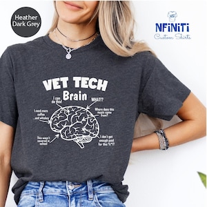 Könnte beinhalten: Dunkelgraues Heather-T-Shirt mit dem Text "VET TECH Brain" und einem Gehirndiagramm. Das Shirt enthält humorvolle Sätze wie "Ich brauche mehr Kaffee und Whiskey" und "Ich werde dafür nicht genug bezahlt %*!?"
