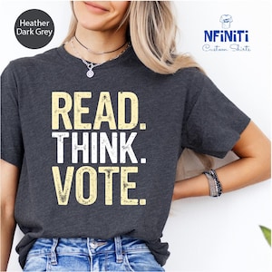 Op de afbeelding: Heather donkergrijs T-shirt met de tekst "READ. THINK. VOTE." in gele en witte letters.