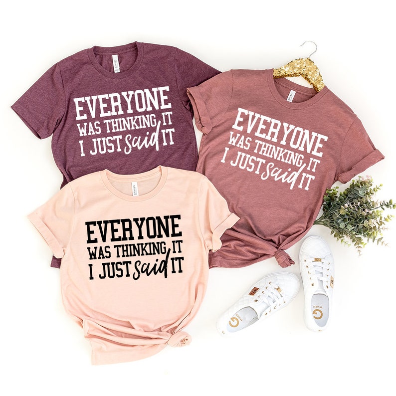 Pode incluir: Tr&ecirc;s camisetas com o texto "Everyone was thinking it I just said it" em letras pretas e brancas. As camisetas s&atilde;o de cores diferentes: vinho, rosa e um tom de vinho mais claro.