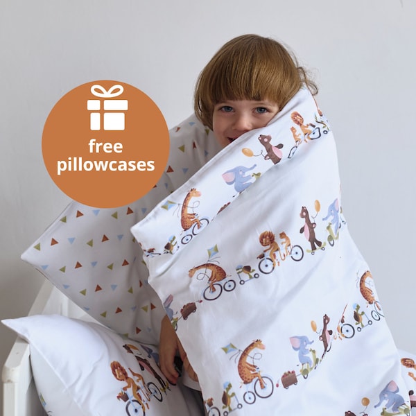 Housse de couette Adventure, parure de lit pour lit de bébé, parure Adventure, housse de couette en satinette, housse pour bébé garçon + cadeau gratuit - taie d'oreiller !