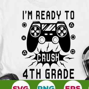 Pode incluir: Uma camiseta branca com um design gráfico preto de um controlador de videogame com o texto "I'm Ready To Crush 4th Grade".