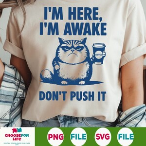 Ich bin hier, ich bin wach, drücken Sie es nicht, Retro trendiger sarkastischer Büro-Humor, lustige schläfrige mürrische Katze PNG, Hemd-Aufkleber Sublimationsentwürfe