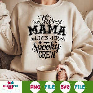 このママは不気味なクルーが大好き SVG PNG、ハロウィンママシャツのデザイン、クリカットと昇華プロジェクト用の不気味なママSVGカットファイル