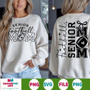 Puede incluir: Sudadera color crema con el texto negro "SENIOR football MOM", con un diseño de balón de fútbol. La parte trasera muestra "Football SENIOR MOM" verticalmente con un diseño de balón de fútbol. Es una prenda casual.